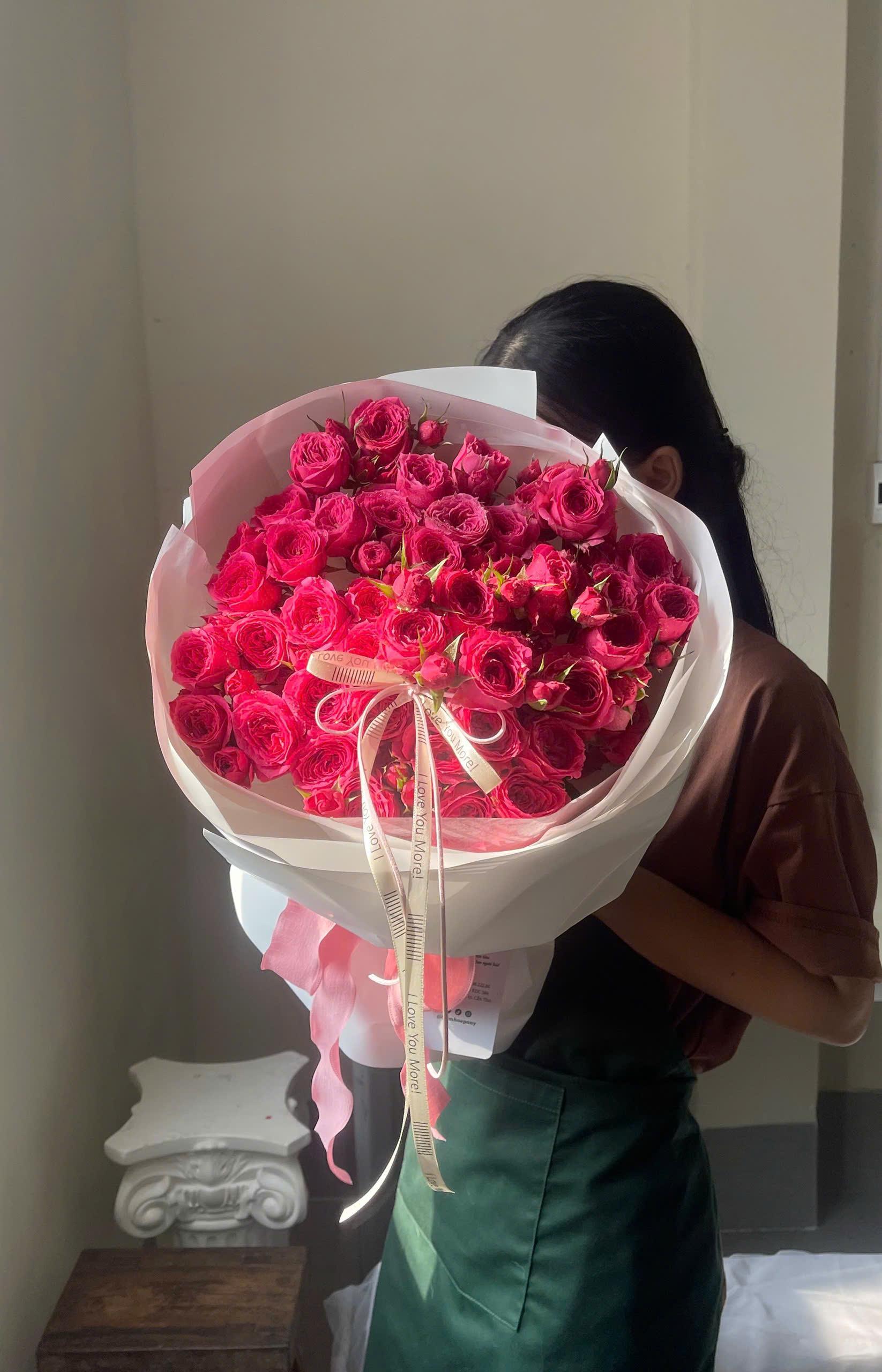 Bó hoa sofia form tròn giấy trắng size lớn