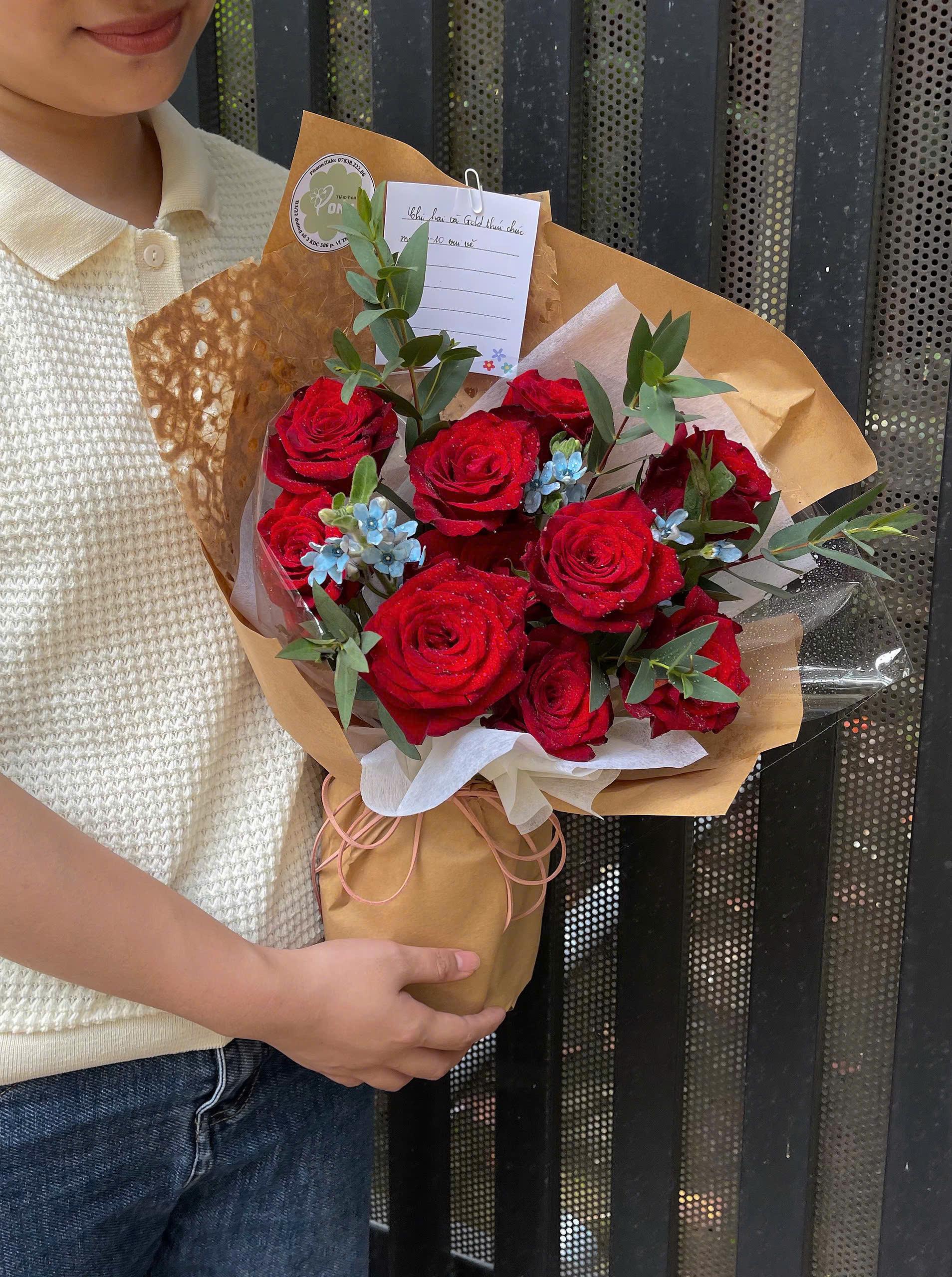 Bó hoa hồng đỏ Ecuador x lam tinh xanh gói giấy xơ dừa
