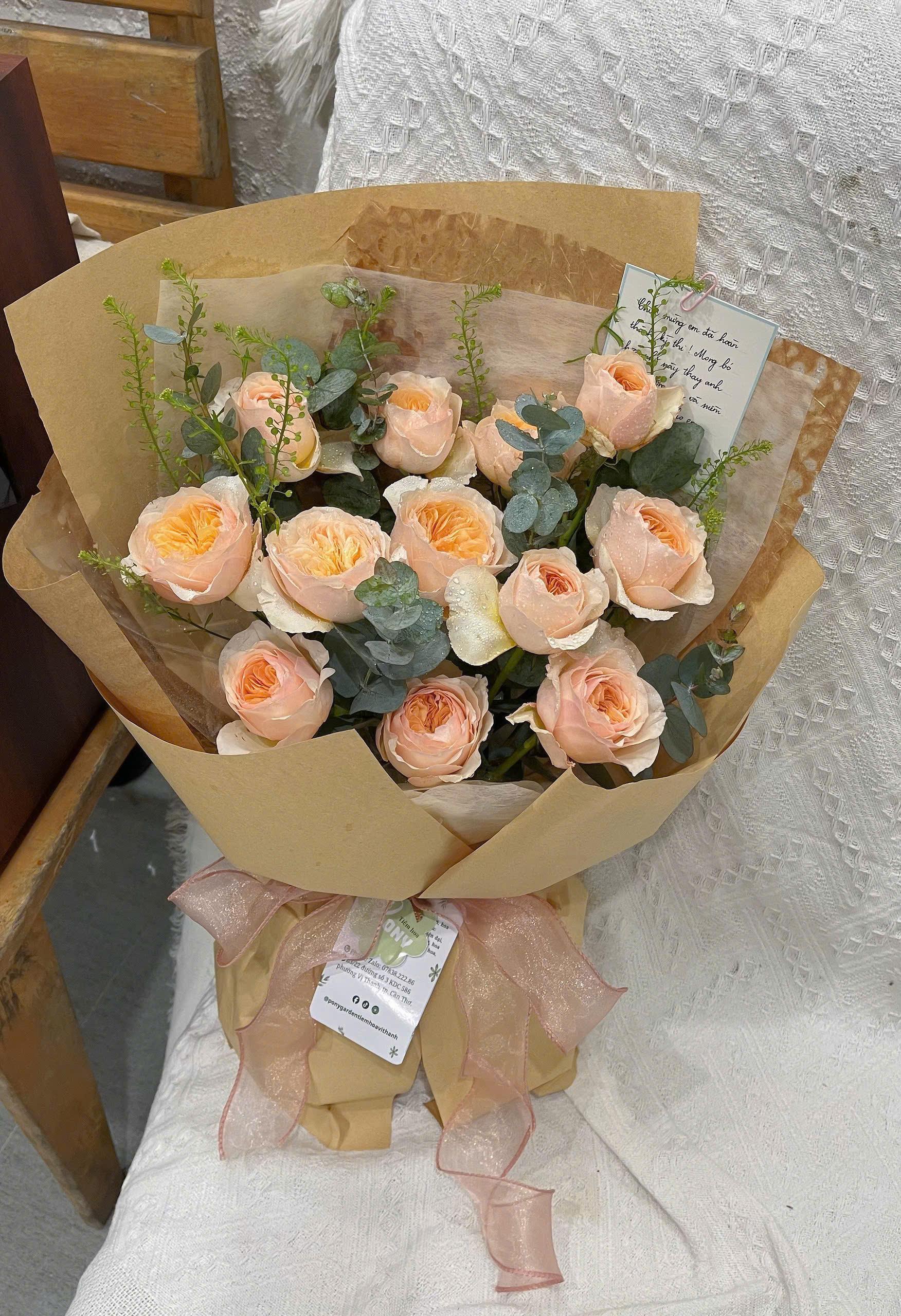 Bó hoa hồng Juliet 12 hoa gói giấy xơ dừa & giấy kraft