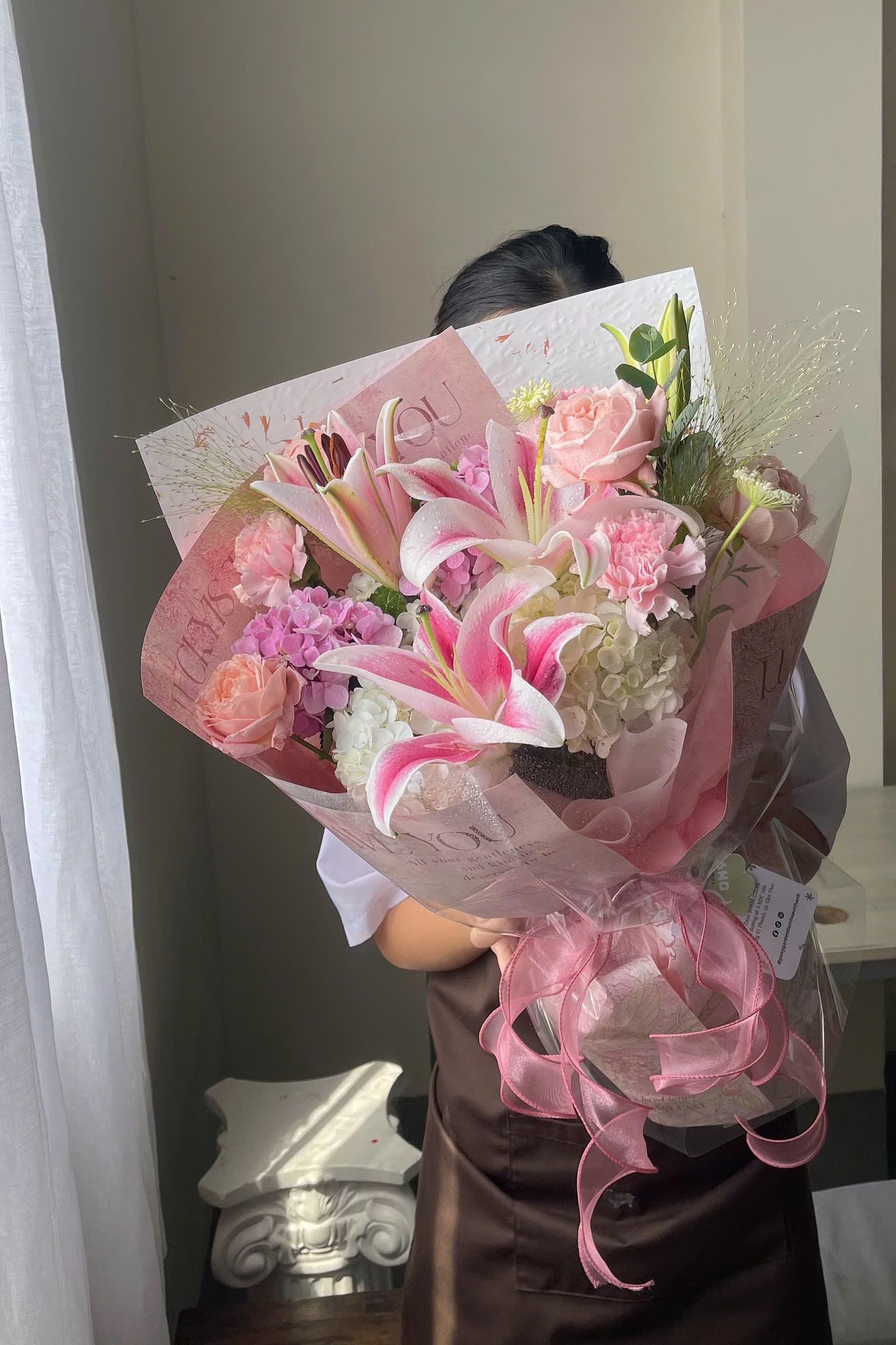 Bó hoa tú cầu x lily hồng gói giấy kính trong