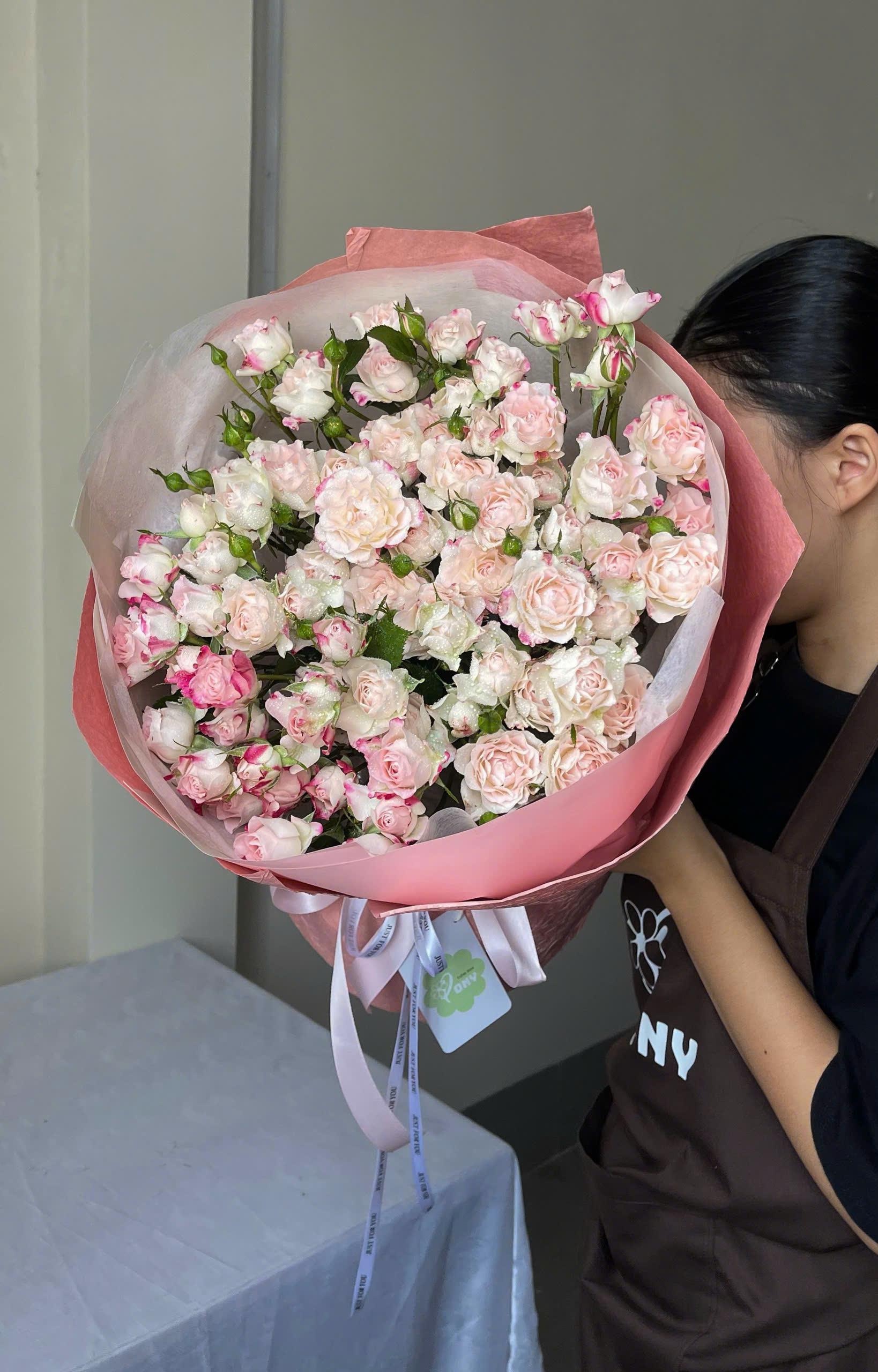 Bó hoa hồng chùm chiết xạ form tròn size lớn