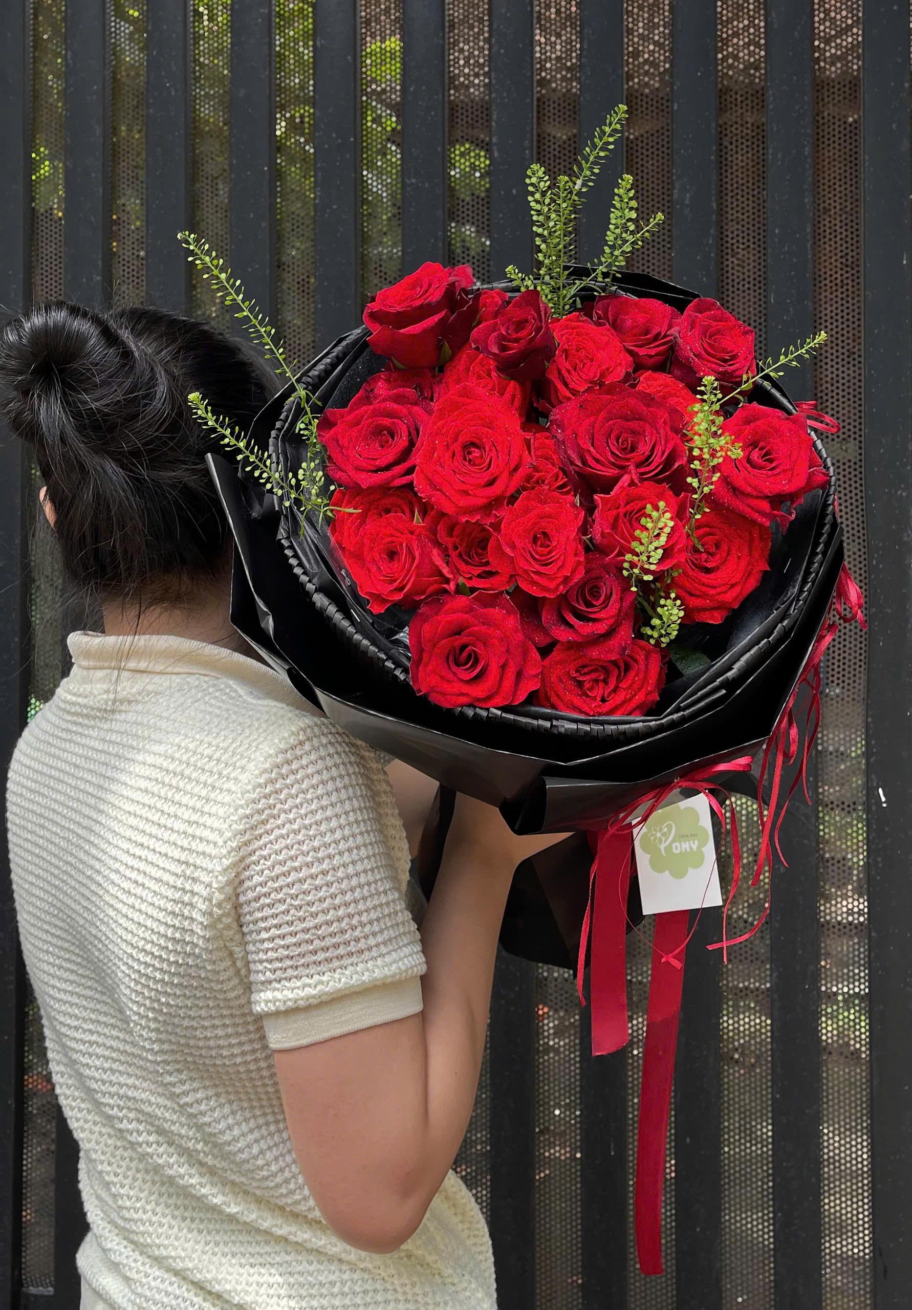 Bó hoa hồng đỏ Ecuador form tròn gói giấy tổ ong